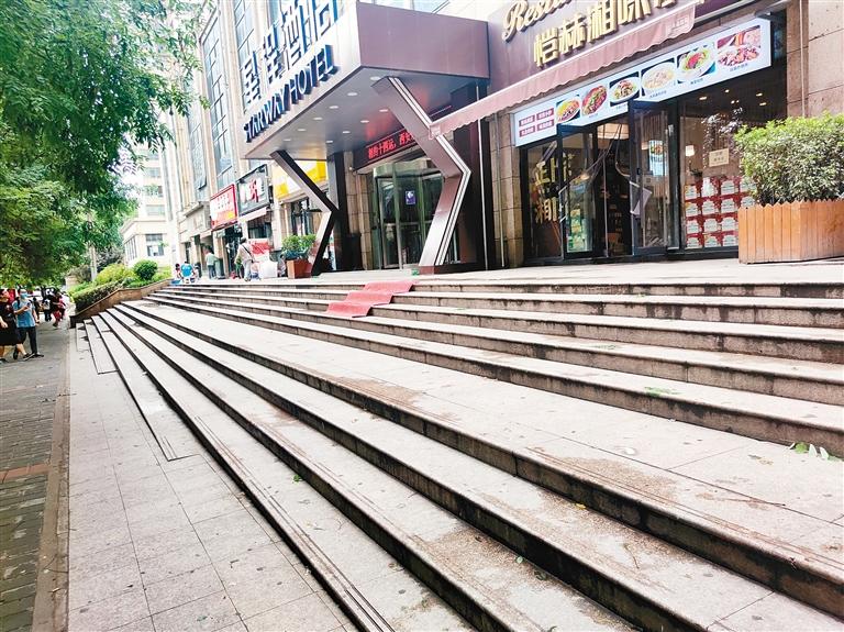 永寧路店鋪前缺少無障礙設(shè)施 市民期盼設(shè)置平緩坡道和扶手__鳳凰網(wǎng)